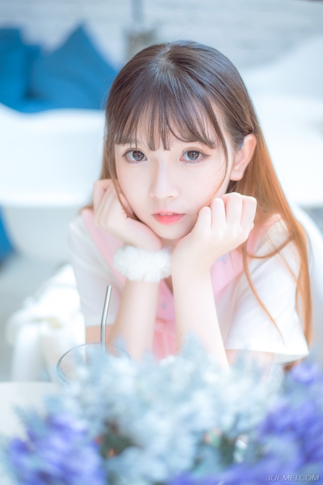 “幼常，蜀中对主公来说，太重要了，一旦输了蜀中，这天下……呵呵……”说到最后，诸葛亮悠悠的叹了口气，这种话，也只能跟马谡说说，其他人，诸葛亮不敢说，也不能说，太打击士气了。